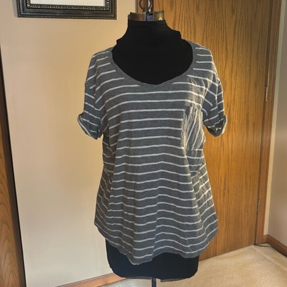 🦄 Ana Gray and White Striped V Neck T Shirt Size XL - Picture 2 of 9